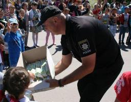 Поліція Луганщини влаштувала для дітей прифронтової Трьохізбенки справжнє дитяче свято