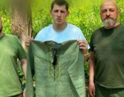 «Хижаку», який взимку на Сватівщині зупинив атаку росіян, а пізніше зазнав поранення в спину, вдячні луганчани подарували вишиванку