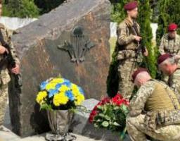 Вже дев’ять років військовослужбовці 25-ї окремої Дніпропетровської повітрянодесантної бригади у скорботі схиляють голови перед пам’яттю своїх бойових побратимів, які загинули у небі над Луганщиною