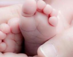 У разі всиновлення новонародженої дитини ФССУ виплатить декретну допомогу