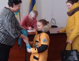 На передодні святкування Різдва Христового працівники Координаційного центру допомоги ВПО з Луганської області вручили діткам з числа ВПО із Луганщини рюкзачки з канцелярією від «UNICEF» в м. Олександрія