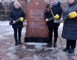 Працівники Щастинської РДА в Кропивницькому вшанували пам'ять "Жерт Голокосту" на території Великої хоральної синагоги 