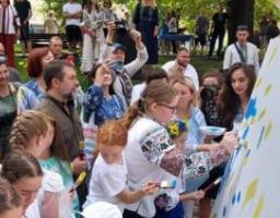 Очільники Луганщини та Львівщини долучились до створення картини «Незалежні»