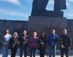 Процівники Щастинської РДА-РВА поклали квіти до Меморіалу загиблим воїнам в Другій світовій війні ть 
