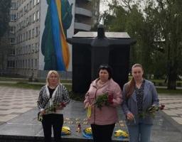 Сьогодні, в день вшанування пам'яті Чорнобильської катастрофи голова Щастинської РДА-РВА Тетяна Новикова разом з працівниками райдержадміністрації поклали квіти до пам’ятного знаку учасникам ліквідації аварії на ЧАЕС в м. Кропивницький