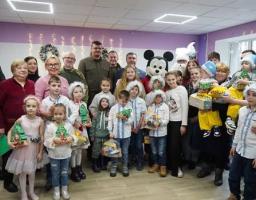 Передають побажання Святому Миколаю Укрпоштою, а тепер можуть йому й зателефонувати – вихованці МГБ «Світанок» та ДБСТ Курпас отримали подарунки до свята