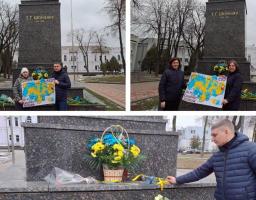 Працівники Координаційного центру допомоги ВПО з Луганської області у Сумській області, яким опікується Щастинська РДА-РВА, долучились до заходів з нагоди 106 річниці проголошення акту злуки.