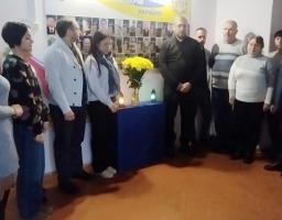Працівники Щастинської райдержадміністрації вшанували пам’ять всіх загиблих Захисників і Захисниць