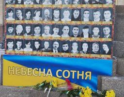 Працівники Щастинської райдержадміністрації з нагоди вшанування загиблих Героїв Небесної Сотні вшанували пам’ять загиблих героїв Майдану хвилиною мовчання та поклали квіти 