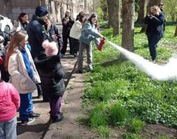 За підтримки Благодійного фонду «Ваше місто» в Координаційному центрі допомоги ВПО з Луганської області в Одеській області було організовано зустріч із героями-рятувальниками ДСНС для дітей ВПО з Луганщини