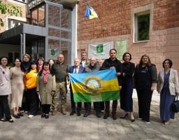У Рівному відкрито Центр життєстійкості для ВПО з Луганщини У рамках робочої поїздки до Рівненщини очільник Луганщини Олексій Харченко разом із головою Рівненської облдержадміністрації Олександром Ковалем взяв участь у відкритті Центру життєстійкості Біловодської селищної військової адміністрації.  «Для Луганщини проєкт зі створення Центрів життєстійкості є вкрай необхідним. Люди знервовані, знедо