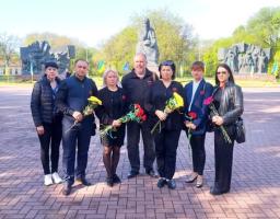 До дня пам'яті та перемоги у Кропивницькому поклали квіти на меморіальному комплексі "Фортечні вали"