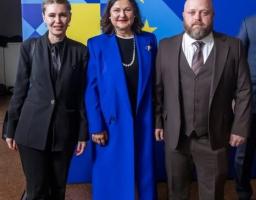 Ми щодня стаємо ближче до ЄС, кожне наступне партнерство з європейськими партнерами доводить це, – Олексій Харченко Очільник Луганщини Олексій Харченко, перебуваючи в Києві, мав змогу зустрітися з Послом Європейського Союзу в Україні пані Катаріною Матерновою, головою Консультативної місії ЄС в Україні паном Рольфом Холмбо та головою Регіонального представництва Європейського інвестиційного банку 