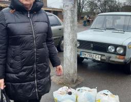 В Координаційному центрі в м.Суми за минулий тижень було видано 200 наборів продуктів харчування для жителів ВПО Луганської області
