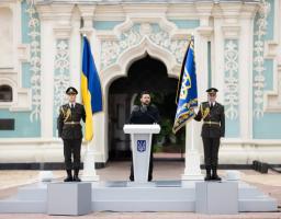 Наші люди пишуть сторінки історії та наповнюють сторінки Конституції життям – своїм прикладом, своїми справами й подвигами. Усі вони роблять більше, ніж межі конституційних обовʼязків. Роблять не за вимогами закону, а за покликом серця.