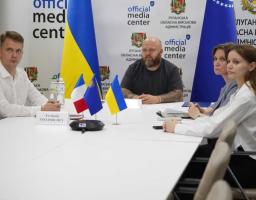 «Сент-Етьєн залишається із вами не на словах, а й конкретними діями», – мер міста Гаель Пердріо на підписанні Угоди про співробітництво між Луганською обласною державною адміністрацією, Попаснянською та Старобільською міськими військовими адміністраціями