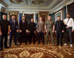 Зібрав усіх керівників правоохоронних та антикорупційних органів, був також Генеральний прокурор. Дуже потрібна зустріч, відверта й корисна розмова, яка дійсно допомагає. У нас усіх спільний ворог – російські окупанти, і захист Української держави передбачає достатню силу правоохоронної та антикорупційної систем, а отже – реальне відчуття справедливості