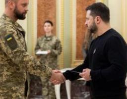 Військовому з Сєвєродонецька Олександру Коваленку Глава держави вручив сертифікат на отримання квартири