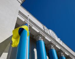 Сьогодні в Києві День жалоби за всіма, хто загинув внаслідок варварської нічної атаки росії. Це жахлива трагедія, яка забрала десятки невинних життів. Наразі відомо про 31 загиблого, серед них п'ятеро дітей