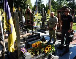 Олексій Харченко поклав квіти до могили легендарного луганчанина Темура Юлдашева та Героя України Василя Богача