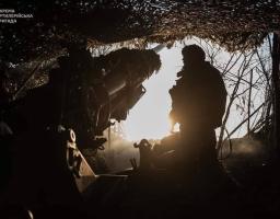 Українські артилеристи готуються до ведення вогню з замаскованої позиції