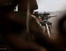 Надане фото зображує українського військовослужбовця із 152-ї окремої єгерської бригади, який веде вогонь із великокаліберного кулемета, ймовірно Browning M2, під час бойових дій на фронті