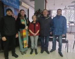 Наданий альтернативний опис до фото: група з п’яти осіб стоїть разом у приміщенні біля музичного обладнання та стільців