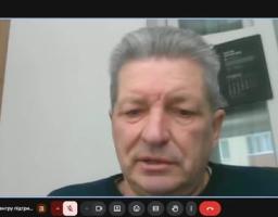 Скріншот відеоконференції. На великому екрані видно чоловіка на ім'я Олександр Перов, а праворуч — менші вікна інших учасників зустрічі