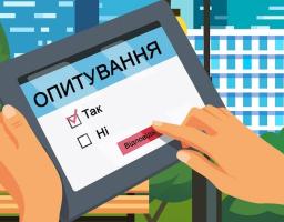 Руки тримають планшет із відкритим опитуванням, де вибрано варіант «Так» і натискається червона кнопка «Відповідь» на тлі розмитого міського пейзажу