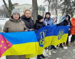 Група людей, які зібралися в засніженому парку міста Кропивницький з нагоди Дня Соборності України, що відзначається 22 січня