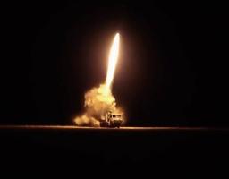 На зображенні великим планом зафіксовано нічний запуск ракети із землі, що супроводжується яскравим вогняним слідом та хмарою диму біля основи пускової установки, яку ледь видно. Зображення може стосуватися пуску американських ракет ATACMS