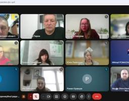 Зображення є скріншотом відеоконференції в Google Meet, що показує 12 учасників у різних віконцях, більшість з яких ідентифіковані написами з іменами та організаціями, а також нижньою панеллю керування та текстовим описом події: "Засідання районної координаційної ради".