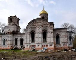 На фото зображено руїни Вознесенської церкви 1913 року побудови в селі Лукашівка на Чернігівщині, яка була майже повністю зруйнована у березні 2022 року, коли російські окупаційні війська використовували пам’ятку архітектури як склад боєприпасів та штаб