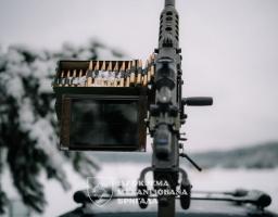 Це зображення є фотографією великим планом турецького великокаліберного кулемета CANiK M2 QCB, що стоїть на озброєнні 157-ї окремої механізованої бригади Сухопутних військ ЗСУ [157 ОКРЕМА МЕХАНІЗОВАНА БРИГАДА]
