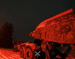 Це зображення демонструє шведську 155-мм самохідну артилерійську установку (САУ) Archer (Арчер) на службі Збройних Сил України під час бойової роботи в нічний час