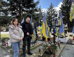 На цьому зображенні зафіксовано меморіальну подію на Пагорбі Слави в Ужгороді — місці вшанування пам'яті загиблих захисників України