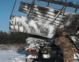 На цьому зображенні зафіксовано бойову роботу артилерійського підрозділу Збройних Сил України в зимових умовах