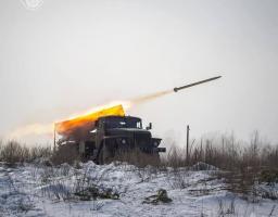 На зображенні показано ведення вогню українською реактивною системою залпового вогню (РСЗВ) БМ-21 «Град» у зимових умовах