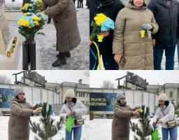 Це зображення є колажем із чотирьох фотографій, які ілюструють церемонію вшанування пам'яті в Україні. На знімках люди в зимовому одязі беруть участь у покладанні квітів та прикрашанні дерева біля меморіалу.