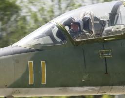 На цьому фото зафіксовано пілота Повітряних Сил ЗСУ в кабіні літака.