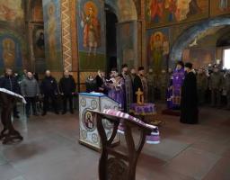 На цьому зображенні зафіксовано момент богослужіння в Кирилівській церкві у Києві. Це унікальний храм XII століття, який зберіг автентичні фрески часів Київської Русі, що видно на стінах та колонах