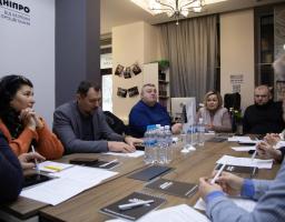 На цьому зображенні зафіксовано робочу зустріч або круглий стіл, що проходить у приміщенні хабу чи офісу.