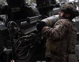 Це зображення демонструє бойову роботу артилерійського підрозділу 148-ї окремої артилерійської Житомирської бригади Десантно-штурмових військ (ДШВ) ЗСУ