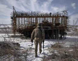 Це зображення демонструє еволюцію засобів захисту в сучасній війні дронів станом на лютий 2026 року