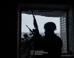 Українські військовослужбовці 41-ї окремої механізованої бригади тримають оборону на бойовій позиції в напівзруйнованій будівлі