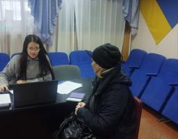 На фото зображено процес консультування відвідувачки працівницею хабу допомоги переселенцям з Луганщини