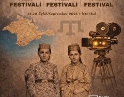Афіша 1-го Міжнародного Кримського кінофестивалю, що відбудеться у вересні 2026 року в Стамбулі, із зображенням карти Криму, двох дівчат у традиційному кримськотатарському вбранні та старовинної кінокамери.