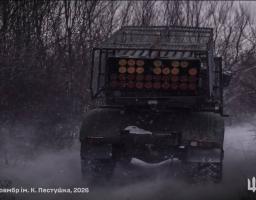 Реактивна система залпового вогню 17-ї окремої танкової бригади імені Костянтина Пестушка, обладнана захисним антидроновим каркасом, рухається засніженою дорогою серед лісосмуги під час виконання бойового завдання взимку 2026 року