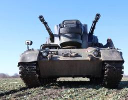 На башті чітко видно дві спарені 35-мм автоматичні гармати, підняті під кутом у небо. Між ними розташований масивний корпус із пристроями наведення