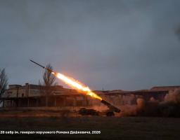 Бойова машина РСЗВ БМ-27 «Ураган» 26-ї артилерійської бригади імені генерал-хорунжого Романа Дашкевича здійснює пуск ракети на фоні вечірнього неба